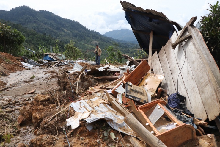 Nhà dân bị sạt lở tan hoang, tài sản bị vùi lấp