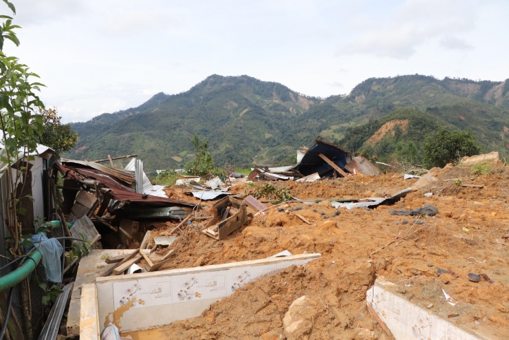 Cận cảnh vụ sạt lở núi kinh hoàng, cuốn phăng 6 ngôi nhà ở xã vùng cao Đà Nẵng - 9
