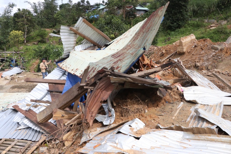 Cận cảnh vụ sạt lở núi kinh hoàng, cuốn phăng 6 ngôi nhà ở xã vùng cao Đà Nẵng - 11