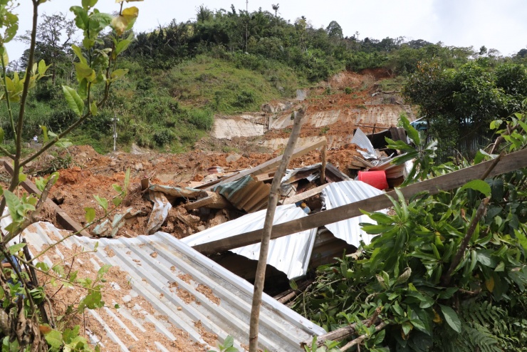 Cận cảnh vụ sạt lở núi kinh hoàng, cuốn phăng 6 ngôi nhà ở xã vùng cao Đà Nẵng - 13