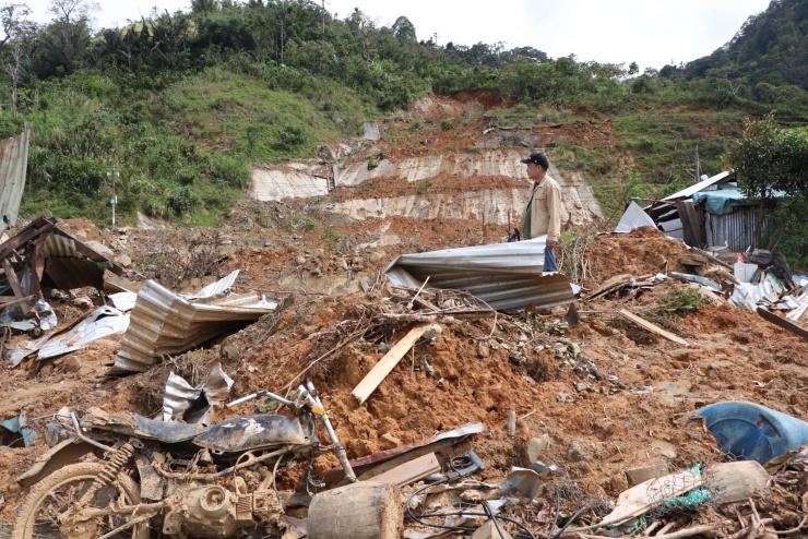 Cận cảnh vụ sạt lở núi kinh hoàng, cuốn phăng 6 ngôi nhà ở xã vùng cao Đà Nẵng - 15