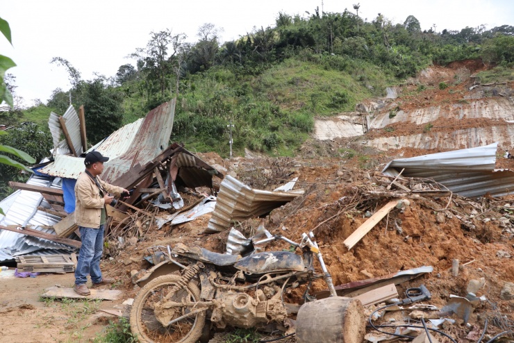 Cận cảnh vụ sạt lở núi kinh hoàng, cuốn phăng 6 ngôi nhà ở xã vùng cao Đà Nẵng - 18