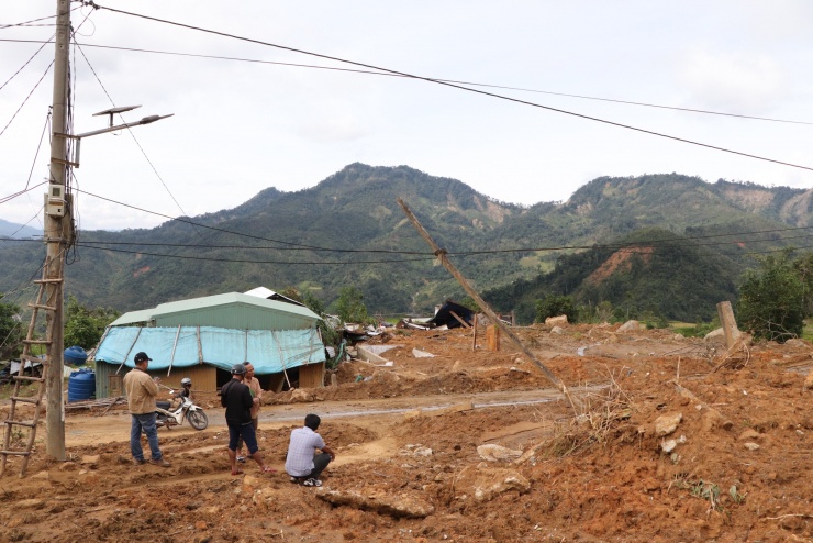 6 hộ dân mất nhà phải ở tạm nhà tránh bão hoặc đi ở nhờ nhà người thân