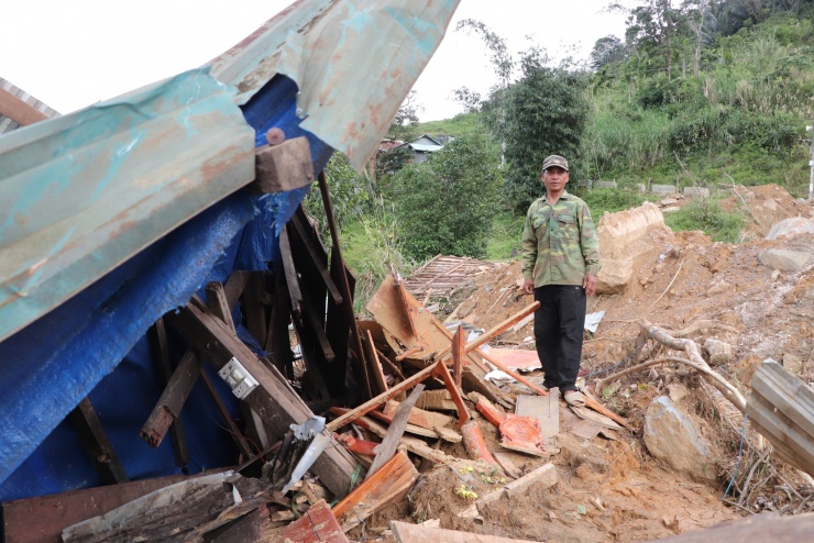 Ông Hồ Văn Phong ánh mắt thất thần
