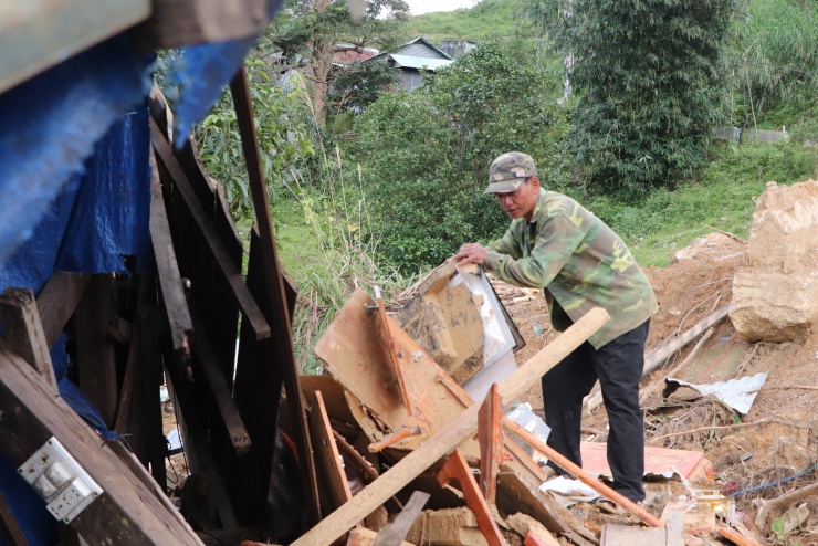 Cận cảnh vụ sạt lở núi kinh hoàng, cuốn phăng 6 ngôi nhà ở xã vùng cao Đà Nẵng - 25