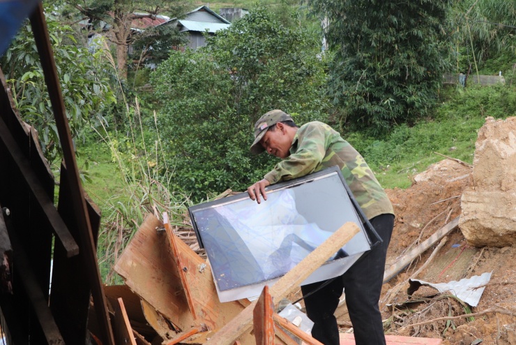 Cận cảnh vụ sạt lở núi kinh hoàng, cuốn phăng 6 ngôi nhà ở xã vùng cao Đà Nẵng - 26