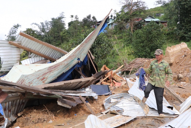Chiếc áo của con trai ông Phong và những thứ còn sót lại