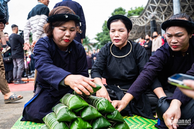 &nbsp;Hằng năm, bà Mùi (ngoài cùng bên trái) đều tham gia thi gói bánh chưng đen trong Lễ hội mùa vàng Bắc Sơn nên có nhiều kinh nghiệm