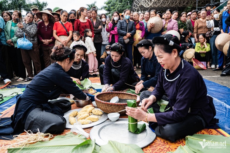Những chiếc bánh được gói thủ công nhưng vẫn đều, đẹp, thể hiện sự khéo léo của bà con