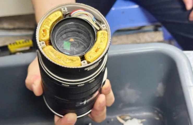 Vàng được đối tượng cất giấu trong máy ảnh rất tinh vi. Ảnh: B.H.