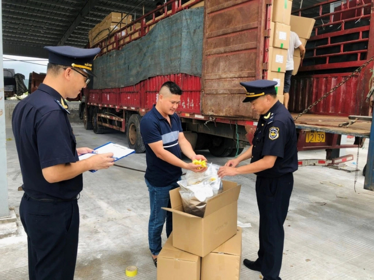 Hải quan tăng cường chống buôn lậu. Ảnh: B.H.