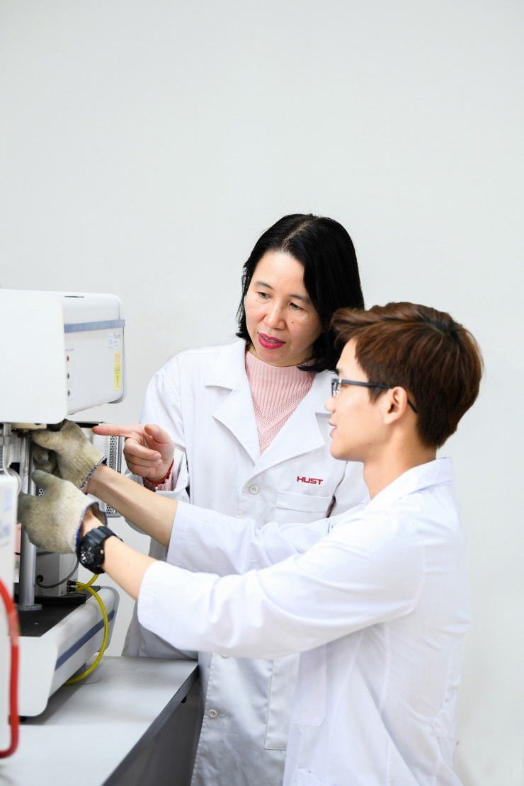 Giảng viên ĐH Bách khoa Hà Nội làm việc trong phòng thí nghiệm. Ảnh: DUY THÀNH