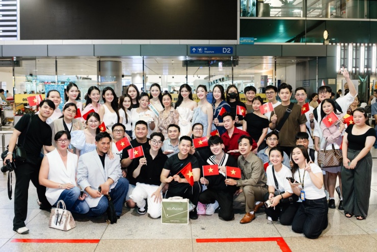 Hàng chục người hâm mộ cũng đến tiễn, tạo không khí sôi nổi tại sân bay để tiếp năng lượng cho Kiều Duy.