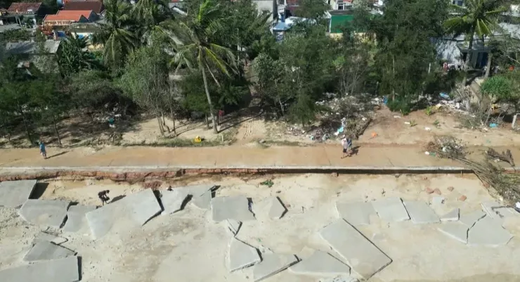 Sóng dữ đánh tan nát đường ven biển, hư hại 157 nhà dân ở Quảng Ngãi - 1