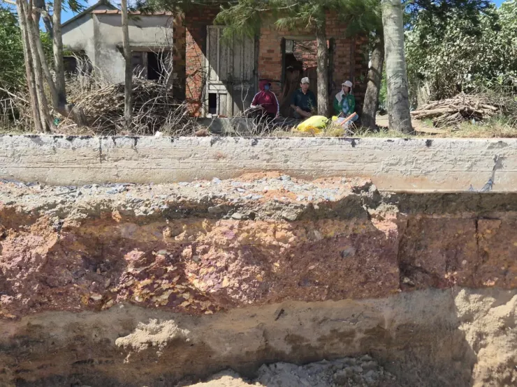 Sóng dữ đánh tan nát đường ven biển, hư hại 157 nhà dân ở Quảng Ngãi - 2