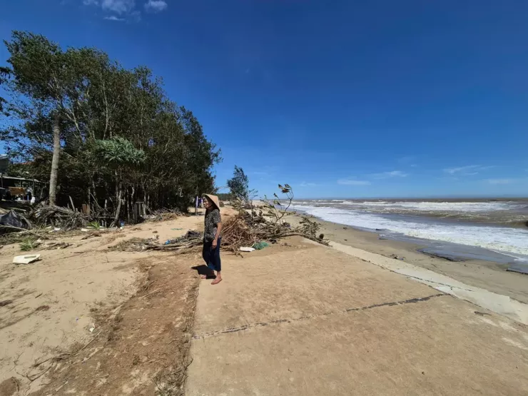 Sóng dữ đánh tan nát đường ven biển, hư hại 157 nhà dân ở Quảng Ngãi - 7