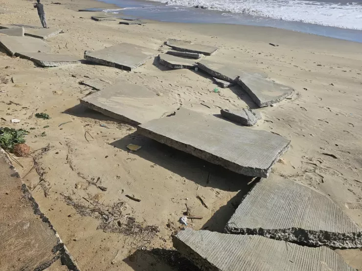 Sóng dữ đánh tan nát đường ven biển, hư hại 157 nhà dân ở Quảng Ngãi - 8