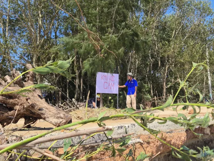 Sóng dữ đánh tan nát đường ven biển, hư hại 157 nhà dân ở Quảng Ngãi - 6