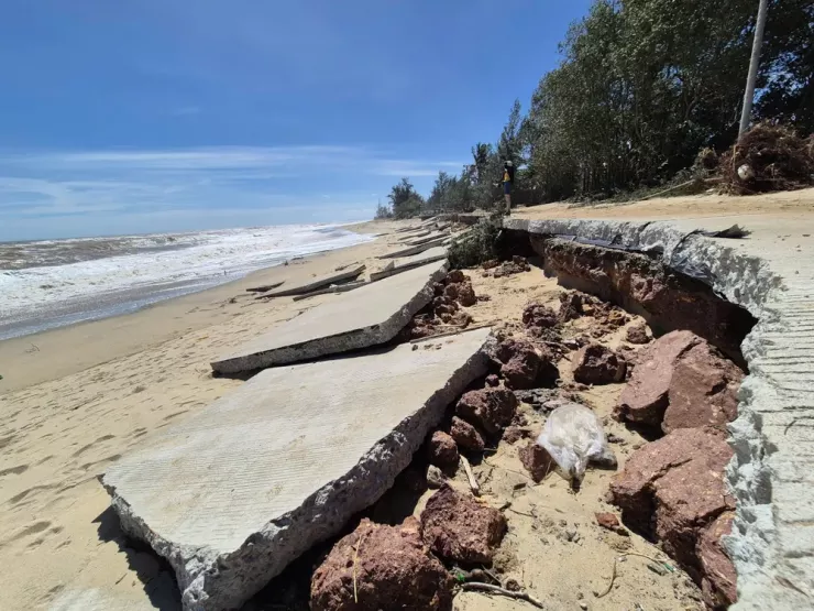 Sóng dữ đánh tan nát đường ven biển, hư hại 157 nhà dân ở Quảng Ngãi - 5