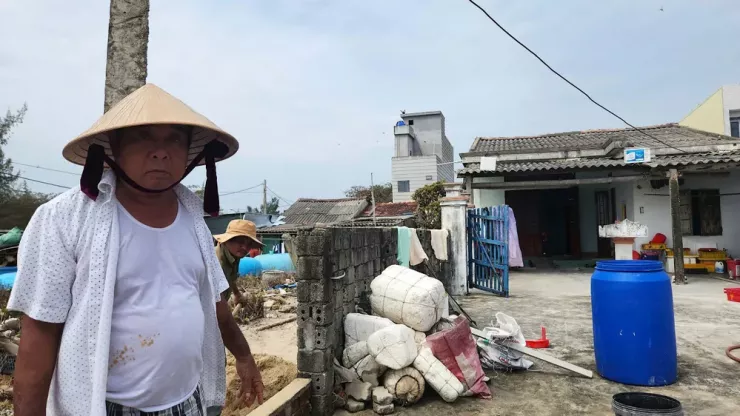 Sóng dữ đánh tan nát đường ven biển, hư hại 157 nhà dân ở Quảng Ngãi - 12