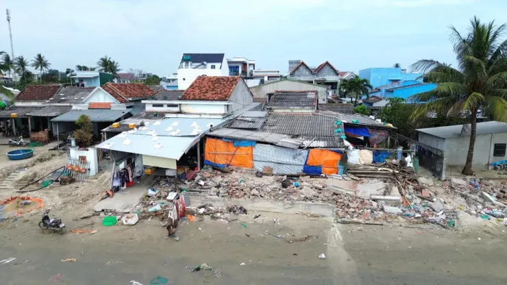 Sóng dữ đánh tan nát đường ven biển, hư hại 157 nhà dân ở Quảng Ngãi - 11