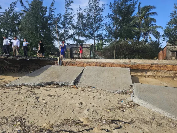 Sóng dữ đánh tan nát đường ven biển, hư hại 157 nhà dân ở Quảng Ngãi - 10