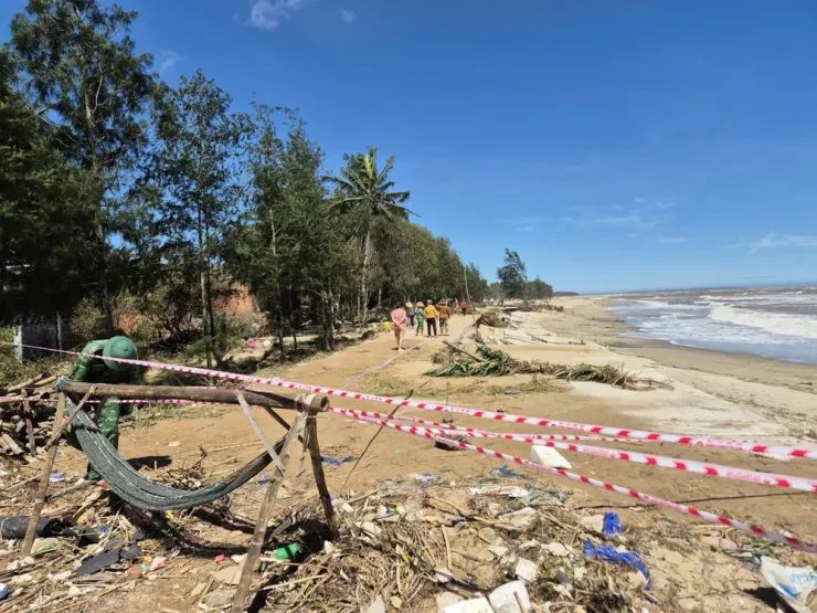 Sóng dữ đánh tan nát đường ven biển, hư hại 157 nhà dân ở Quảng Ngãi - 9