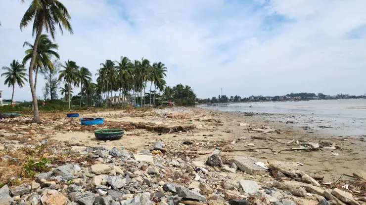 Sóng dữ đánh tan nát đường ven biển, hư hại 157 nhà dân ở Quảng Ngãi - 13