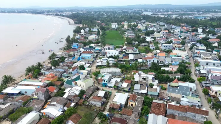 Sóng dữ đánh tan nát đường ven biển, hư hại 157 nhà dân ở Quảng Ngãi - 15