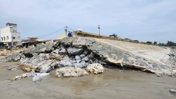 Sóng dữ đánh tan nát đường ven biển, hư hại 157 nhà dân ở Quảng Ngãi - 14