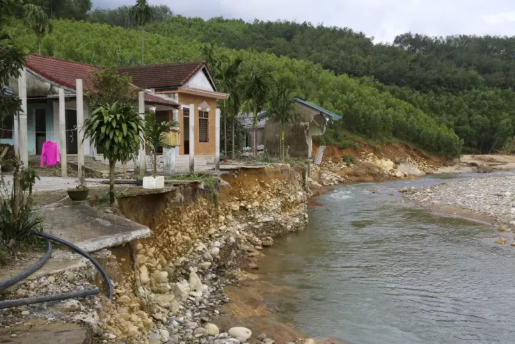 Lũ dữ như sóng thần ập về, cuốn phăng nhà cửa trong chốc lát - 1