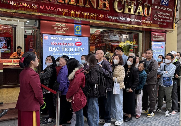 Nhiều khách hàng là người cao tuổi không quen thanh toán qua tài khoản ngân hàng. Ảnh: D.A