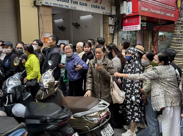 Nhiều khách hàng cao tuổi gọi người thân tới hỗ trợ thanh toán. Ảnh: D.A