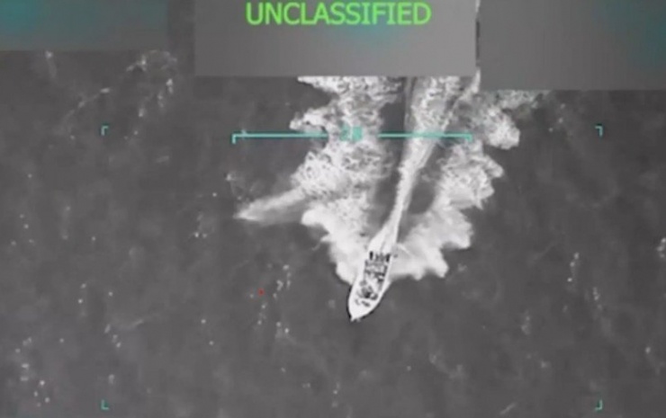 Một tàu bị cáo buộc chở ma túy trên biển Caribe trở thành mục tiêu của quân đội Mỹ.