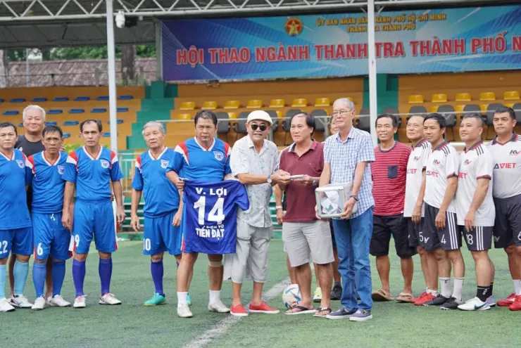 Các đồng đội cũ Cảng Sài Gòn vừa tổ chức một trận đấu thiện nguyện trên sân Tao Đàn cho cựu tiền vệ thân thương Hồ Văn Lợi, hai ngày trước khi anh rời xa mãi... Ảnh: AN NGUYỄN.
