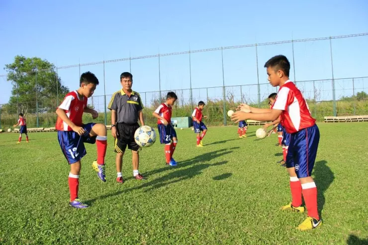 Cựu cầu thủ Cảng Sài Gòn truyền lửa đam mê cho lứa cầu thủ nhí. Ảnh: NA.