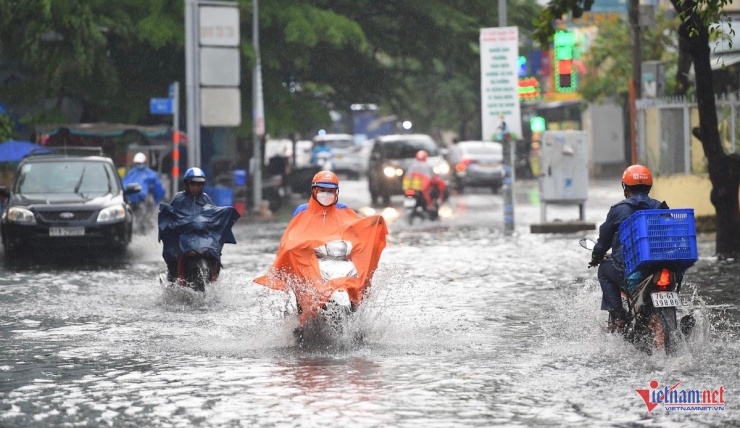Mỗi khi trời mưa lớn hoặc triều cường, nhiều tuyến đường tại khu Thảo Điền lại biến thành sông. Ảnh: Thanh Tùng