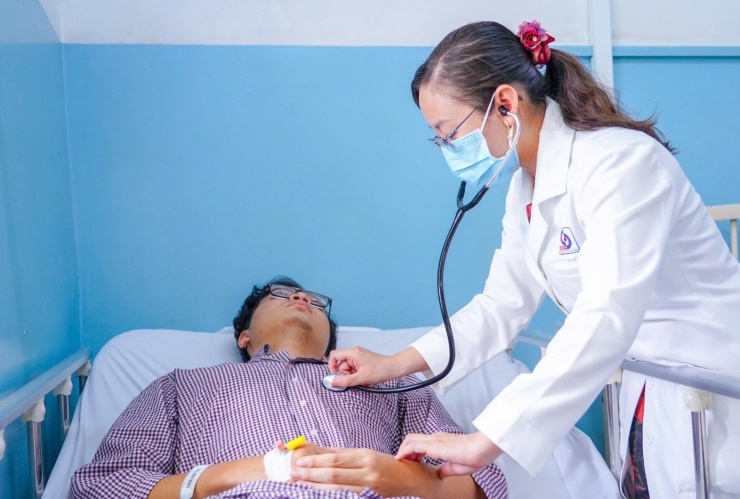 Nạn nhân vụ ngộ độc sau khi ăn bánh mì điều trị tại Bệnh viện Nhân Dân Gia Định