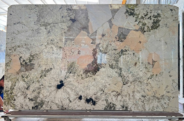 Cũng phải qua dăm ba người giới thiệu, tôi mới có dịp được mục sở thị kho tranh của chàng trai 8X quê gốc Thanh Hóa này. “Mình sinh ra và lớn lên đã ngủ với đá, ăn với đá và làm với đá rồi. Cả nhà từ đời ông cha đều dựa vào đá để sống”, anh Lê Văn Dũng, chủ xưởng tranh đá “Độc bản” thổ lộ về câu chuyện.
