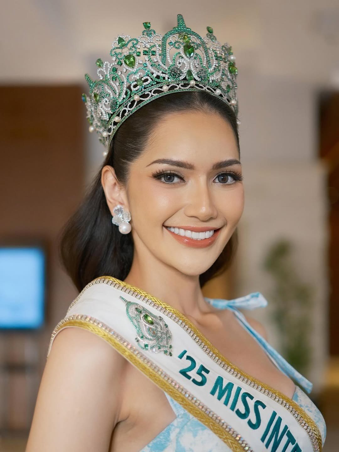 Đại diện Indonesia - Melliza Yulian bay sang Nhật Bản ngày 11/11 để chuẩn bị tham dự Hoa hậu Quốc tế 2025. Cô là ứng viên sáng giá của khu vực châu Á. Cô là Á hậu 1 của cuộc thi cấp quốc gia Puteri Indonesia 2025. Người đẹp 26 tuổi, cao 1,74 m, có nhan sắc hiện đại, quyến rũ. Năm 2021, Melliza tốt nghiệp cử nhân Y khoa loại xuất sắc tại Đại học Indonesia.