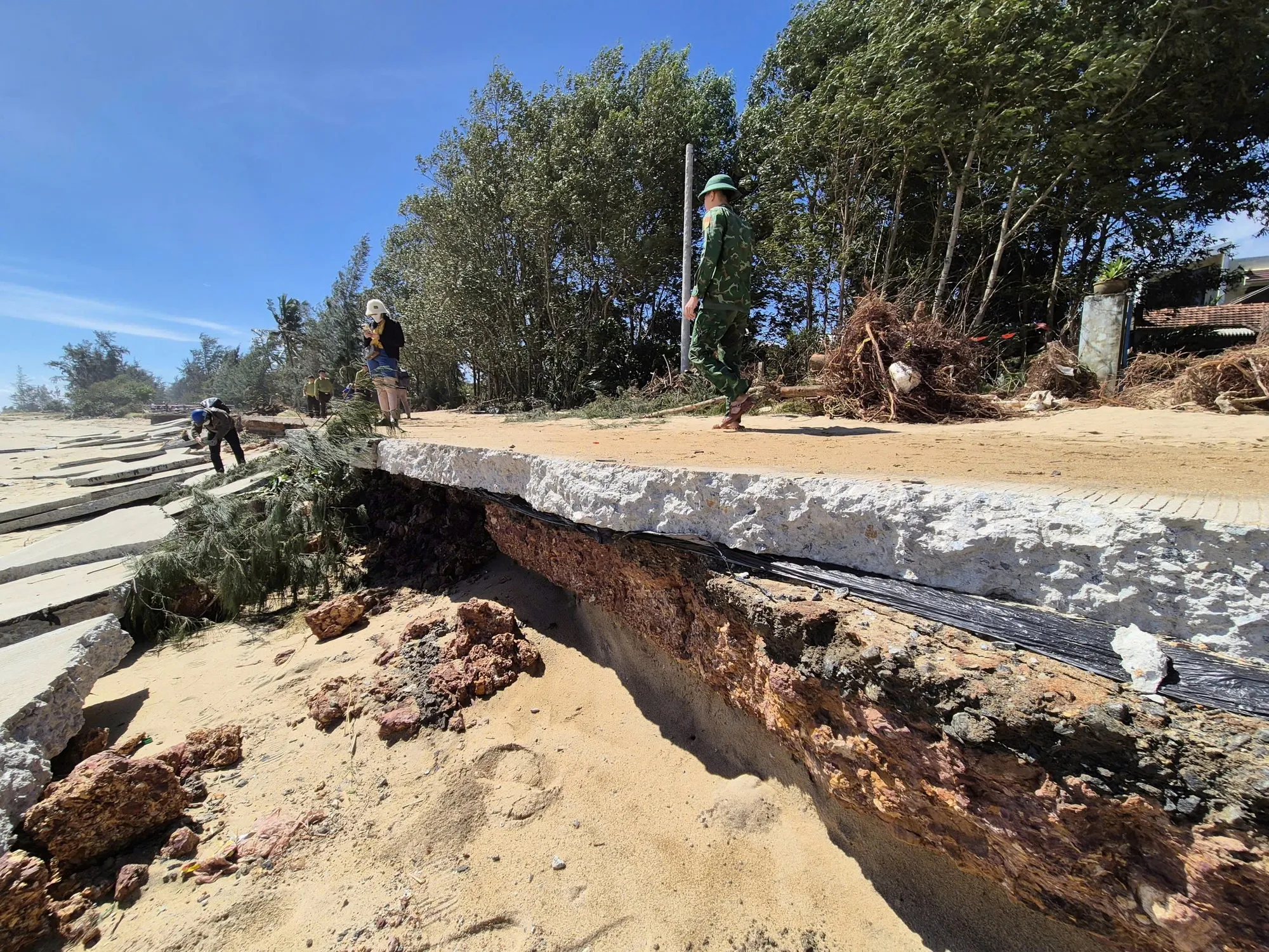 Sóng dữ đánh tan nát đường ven biển, hư hại 157 nhà dân ở Quảng Ngãi - 3