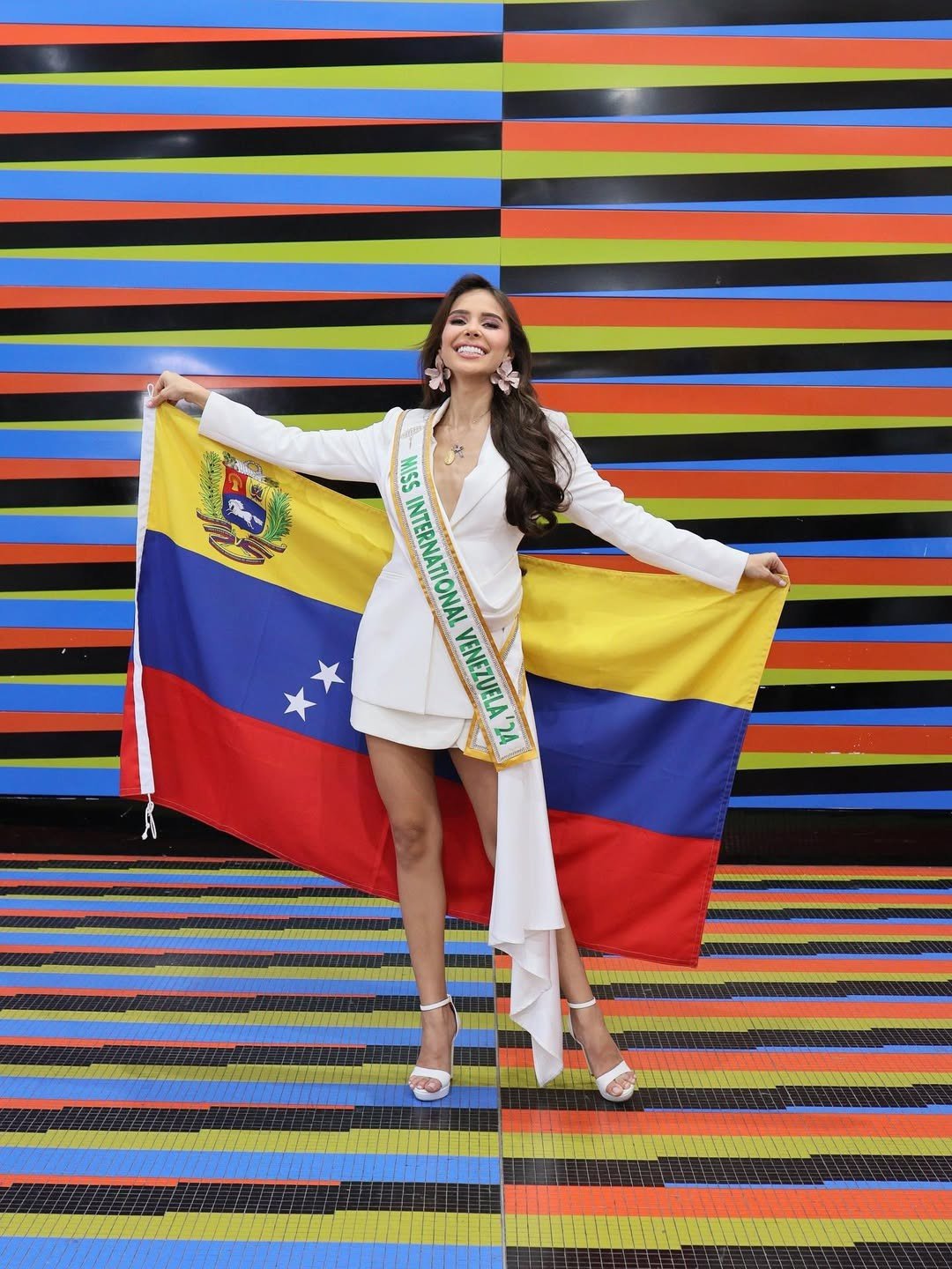 Đại diện Venezuela - Alessandra Guillén năm nay 26 tuổi, có bằng truyền thông và là thạc sĩ hai chuyên ngành Tiếp thị Kỹ thuật số và Thương mại. Người đẹp cũng có bằng MBA về Quản trị Kinh doanh quốc tế trong ngành hàng xa xỉ. Nhan sắc của cô gây nhiều tranh cãi trên các diễn đàn sắc đẹp. Alessandra Guillen bị chê có gương mặt già nua, các đường nét thiếu mềm mại, nữ tính. Trong khi đó, cuộc thi Hoa hậu Quốc tế vốn ưa chuộng những người đẹp có nhan sắc ngọt ngào, trẻ trung.