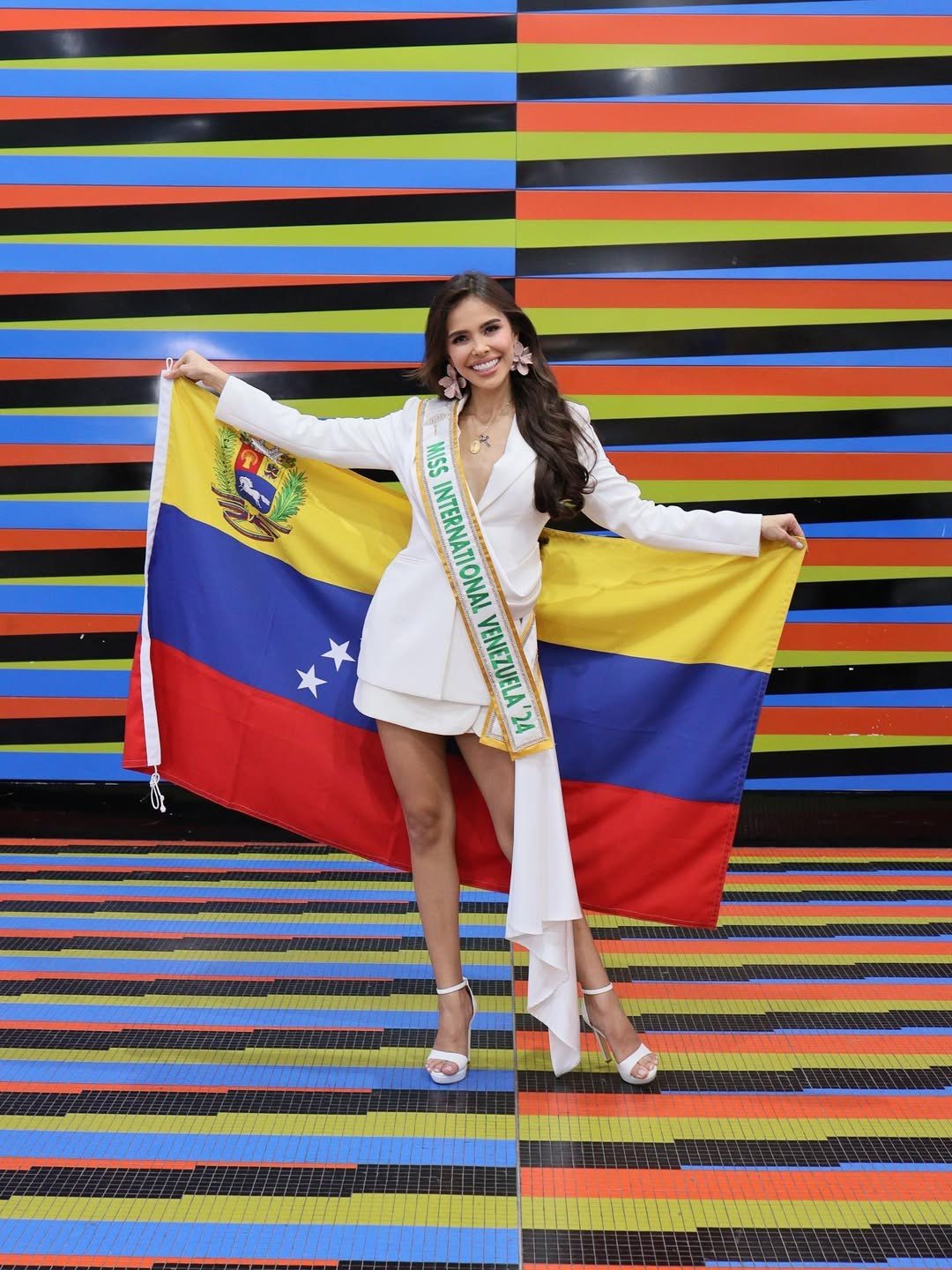 Đại diện Venezuela - Alessandra Guillén năm nay 26 tuổi, có bằng truyền thông và là thạc sĩ hai chuyên ngành Tiếp thị Kỹ thuật số và Thương mại. Người đẹp cũng có bằng MBA về Quản trị Kinh doanh quốc tế trong ngành hàng xa xỉ. Nhan sắc của cô gây nhiều tranh cãi trên các diễn đàn sắc đẹp. Alessandra Guillen bị chê có gương mặt già nua, các đường nét thiếu mềm mại, nữ tính. Trong khi đó, cuộc thi Hoa hậu Quốc tế vốn ưa chuộng những người đẹp có nhan sắc ngọt ngào, trẻ trung.