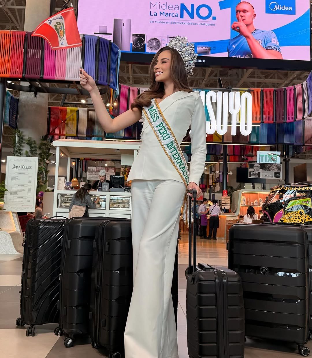 Đại diện Peru - Nathie Quijano là một trong những ứng viên nổi bật của khu vực châu Mỹ. Cô 23 tuổi, có bằng cử nhân báo chí. Người đẹp có kinh nghiệm thi sắc đẹp ấn tượng, từng tham dự Miss Teen Model Puno 2016, Miss Peru 2023. Ở quê nhà, Nathie cũng là người mẫu.