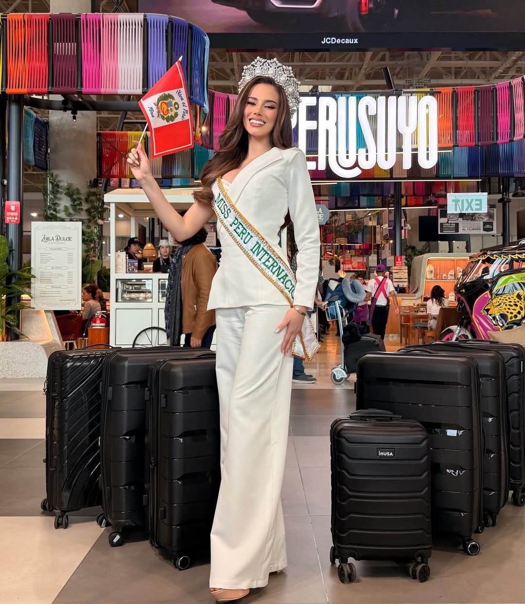 Đại diện Peru - Nathie Quijano là một trong những ứng viên nổi bật của khu vực châu Mỹ. Cô 23 tuổi, có bằng cử nhân báo chí. Người đẹp có kinh nghiệm thi sắc đẹp ấn tượng, từng tham dự Miss Teen Model Puno 2016, Miss Peru 2023. Ở quê nhà, Nathie cũng là người mẫu.