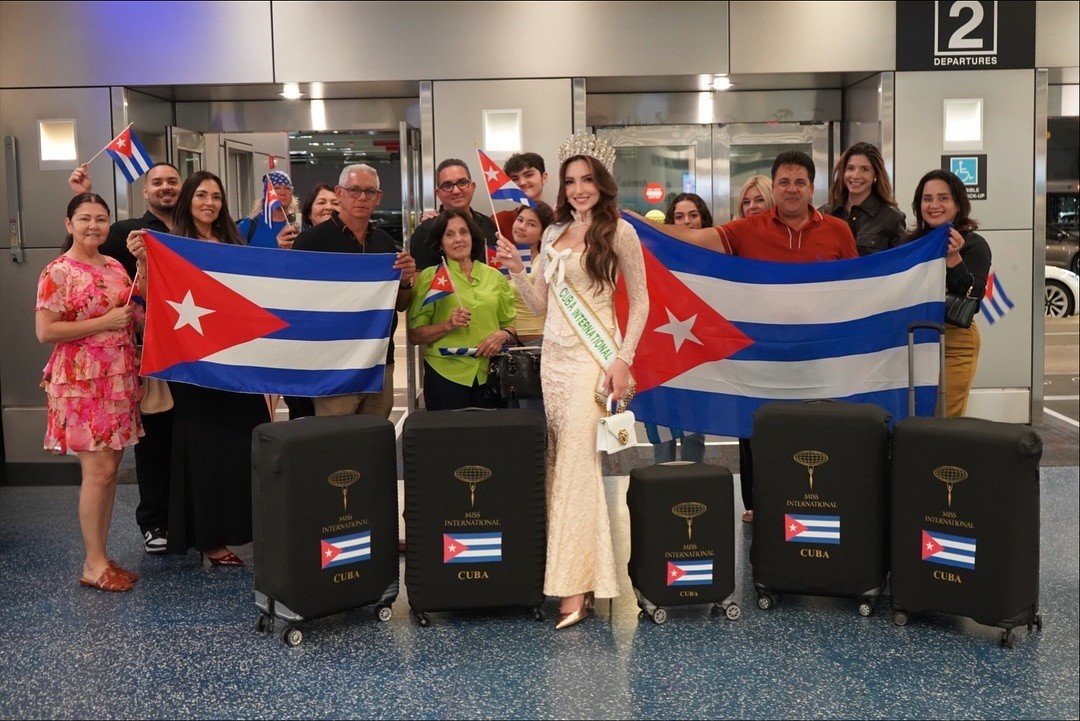Đại diện Cuba - Rosangela Rizo được người thân, bạn bè tiễn ra sân bay đi Nhật Bản thi Hoa hậu Quốc tế 2025.