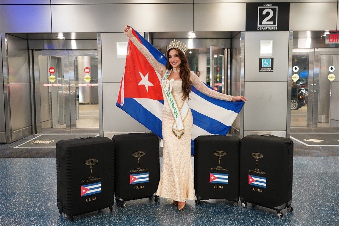 Đại diện Cuba - Rosangela Rizo được người thân, bạn bè tiễn ra sân bay đi Nhật Bản thi Hoa hậu Quốc tế 2025.