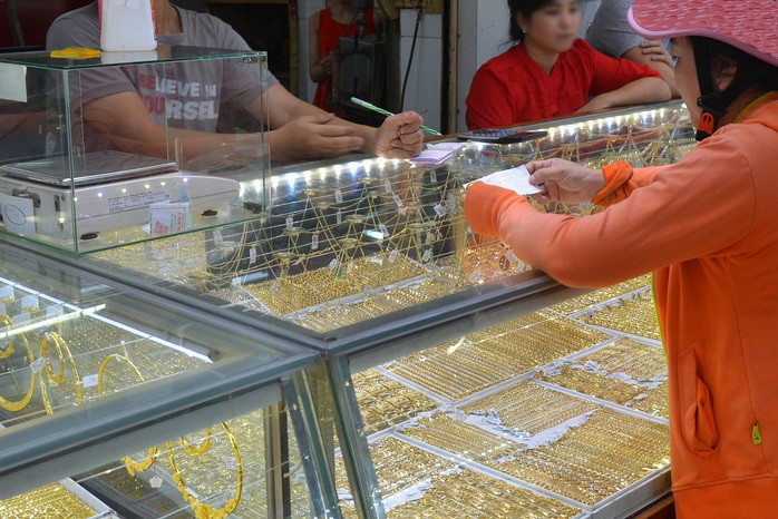 Giá vàng thế giới bị bán chốt lời