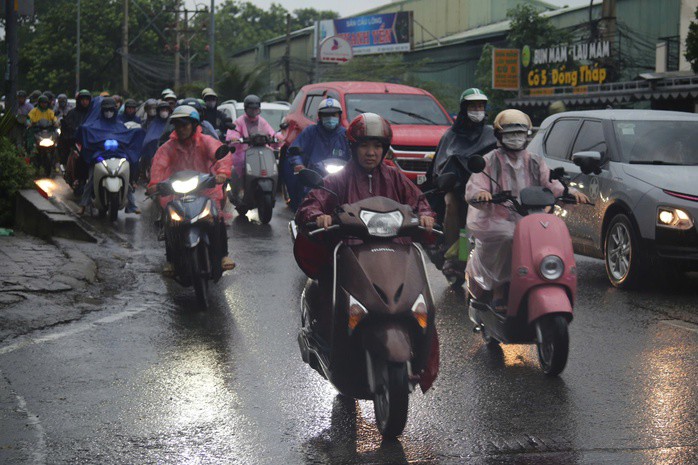 Sáng nay, TP HCM mưa lớn ngay giờ cao điểm
