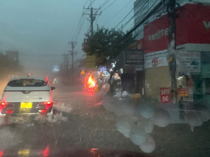 Thời tiết hôm nay: TP HCM bất ngờ mưa lớn, sấm sét khắp nơi - 2